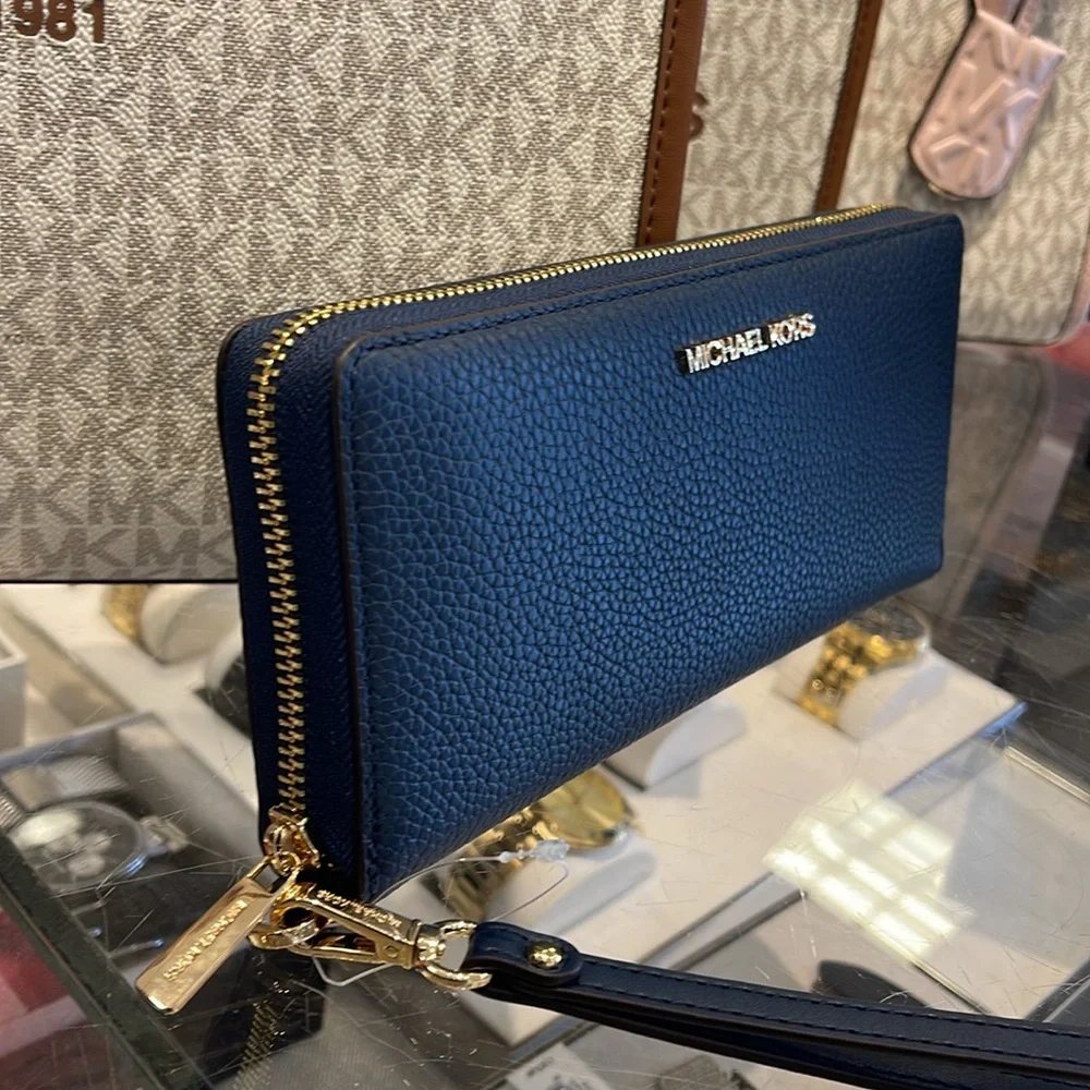 MICHAEL KORS LARGE TRAVEL CONTINENTAL WRISTLET WALLET NAVY BLUE COLOR NWT